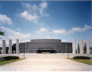 「渡辺翁記念会館」の外観