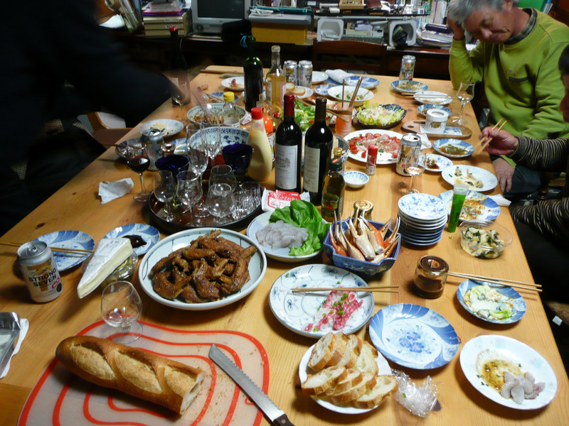 食べきれない料理と飲みきれないワイン