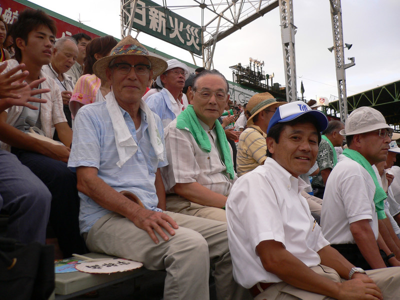 神足会長、小林元会長ほか多くの同郷会員の熱心な応援陣