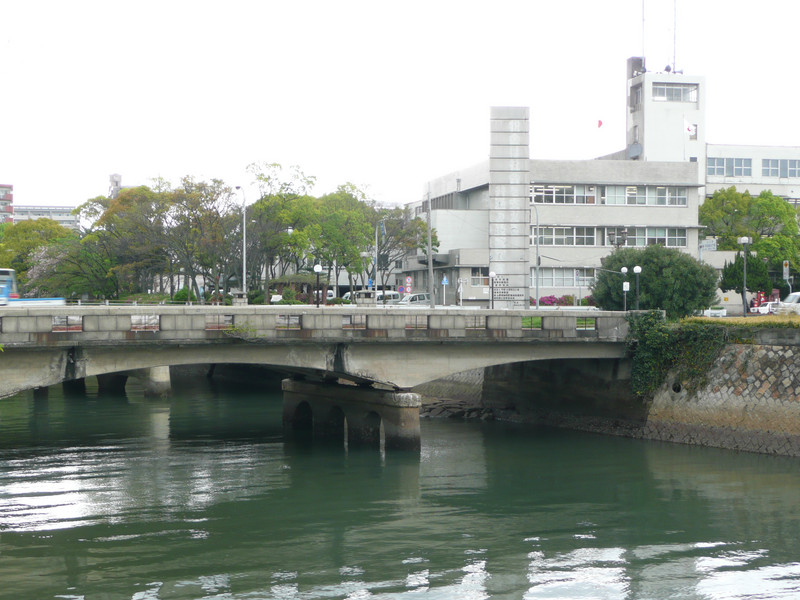 下流からの市庁舎の眺め