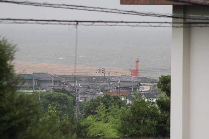 遠くからも分かる床波漁港の茶褐色の濁りよう。