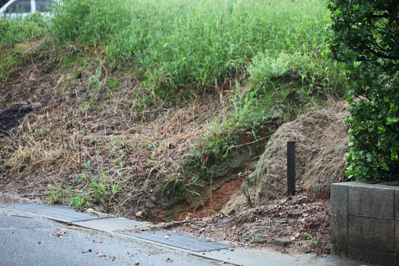 雨が多いといつも削られる農地の斜面の土、道に流れ出ます。